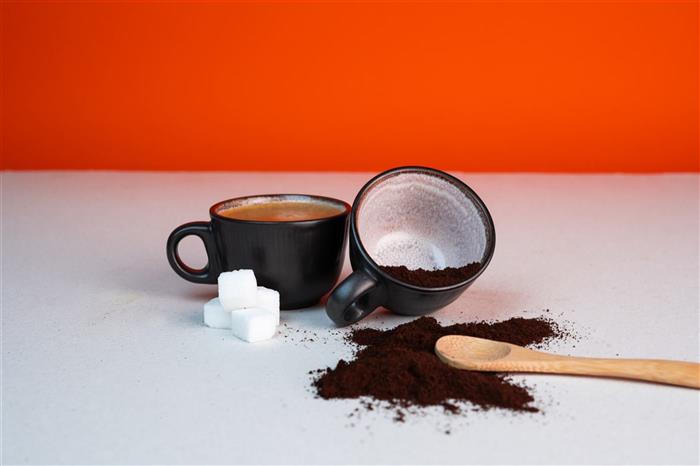 Xícara de Café Casca com pó de café ao lado