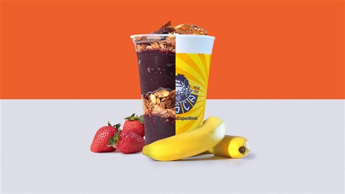 Copo de açaí em camadas com banana e morango