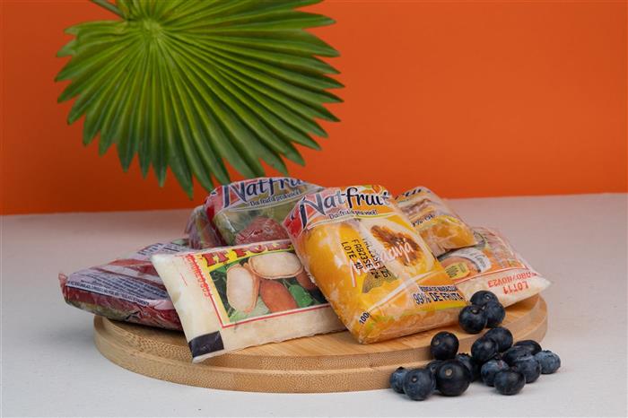 Polpas de fruta congeladas sobre tábua de madeira